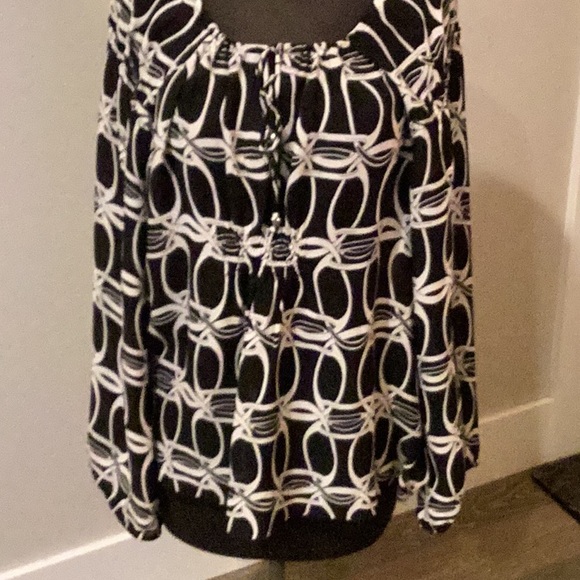New black & white Michael Kors blouse in large. - Picture 2 of 7